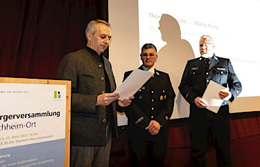 Bei der Ehrung der Feuerwehrmitglieder: V.l. Erster Bürgermeister Norbert Seidl, Martin König und Erster Kommandant Daniel Wanner.